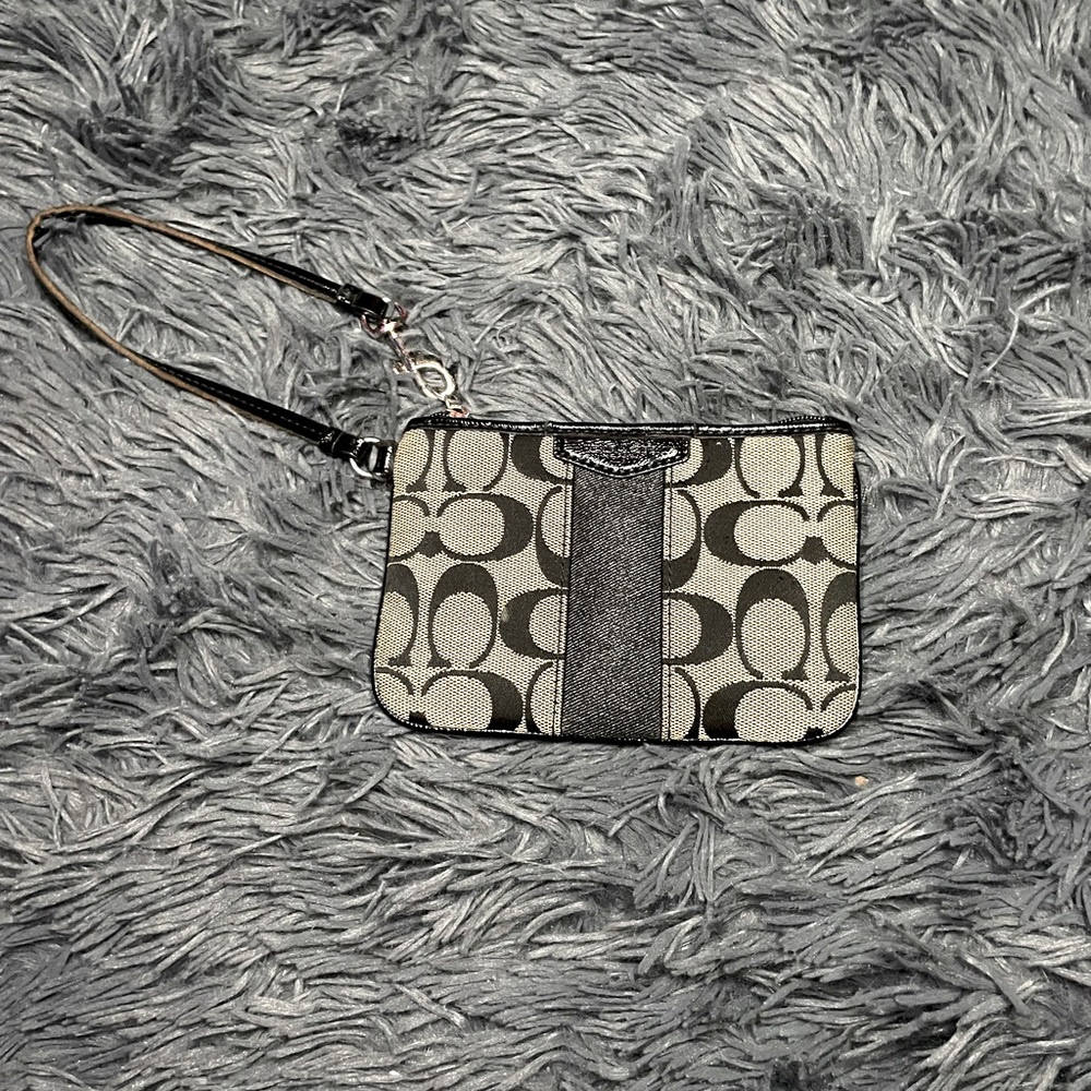 Very cutee coach wristlet